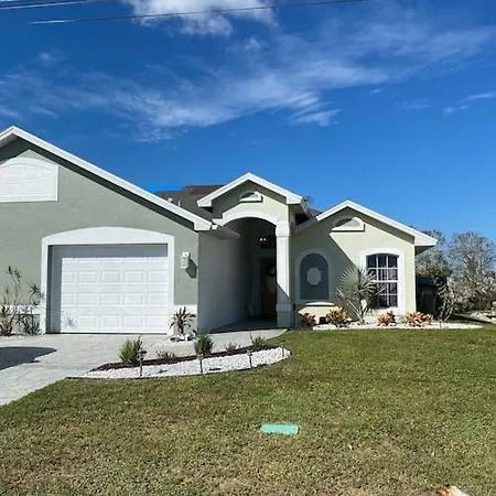 Beautiful Saltwater Front Home With A Pool